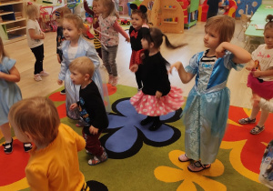 Dzieci tańczą w strojach bajkowych